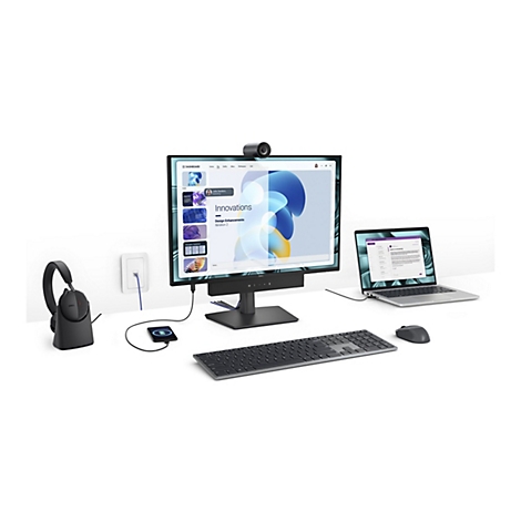 Ein Arbeitsplatz mit Computern, Kopfhörern und Peripheriegeräten. Ein Monitor zeigt eine Präsentation mit dem Titel "Innovationen". Ein Laptop ist ebenfalls geöffnet. Eine Ladestation für das Handy lädt.