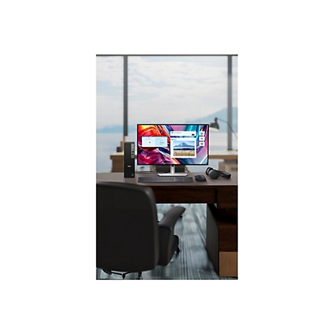 Arbeitsplatz: Monitor mit Desktop-Anwendungen; PC, Maus, Tastatur, Kopfhörer auf braunem Tisch, Stuhl, Panoramafenster.