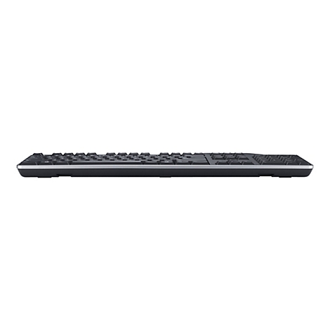 Draufsicht auf eine schwarze Computertastatur mit silberfarbener Umrandung, vor weißem Hintergrund.