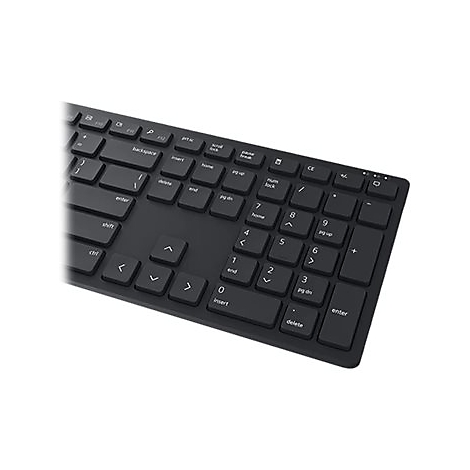 Nahaufnahme einer schwarzen Tastatur mit weißen Beschriftungen. Die Tasten sind rechteckig und angeordnet. Es gibt einen separaten Nummernblock.