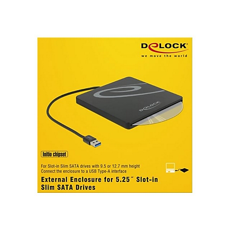 Schwarzes externes Festplattengehäuse von Delock mit USB-Kabel vor gelbem Hintergrund.