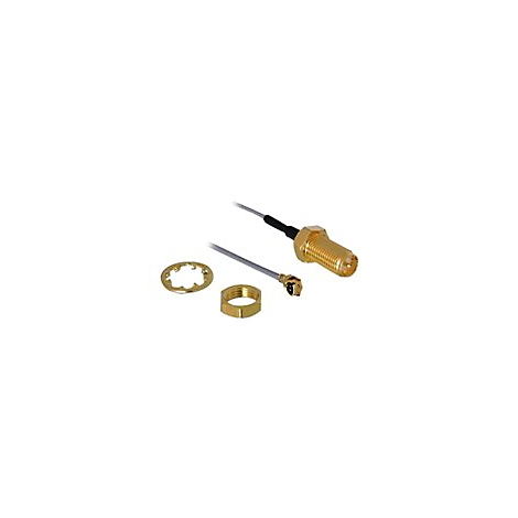 Ein Satz goldfarbener SMA-Steckverbinder, einschlieÃŸlich Kabel und Muttern, vor weiÃŸem Hintergrund.