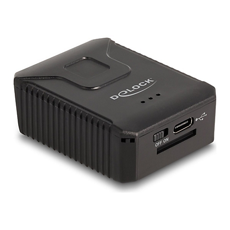 Schwarzer, rechteckiger DeLock-Adapter. Auf der Oberseite steht das Logo, daneben drei kleine Punkte. Seitlich befinden sich Anschlüsse und ein On/Off-Schalter.