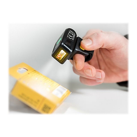 Eine Hand hält einen Barcode-Scanner vor einer gelben Produktverpackung. Der Scanner ist schwarz und gelb, die Verpackung ist gelb.