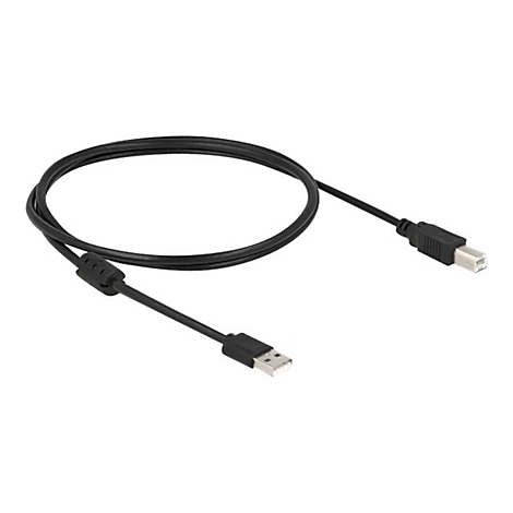 Schwarzes USB-Kabel, gewunden auf weißem Hintergrund. An beiden Enden sind die passenden Stecker zu sehen.