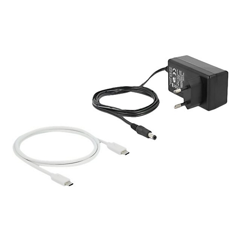 Schwarzes Netzteil mit Eurostecker und Kabel sowie ein separates weißes USB-C-Kabel auf weißem Hintergrund.