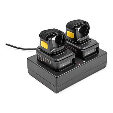 Zwei schwarze Barcode-Scanner mit Klettverschluss und gelben Knöpfen in einer Ladestation mit grüner und roter LED.