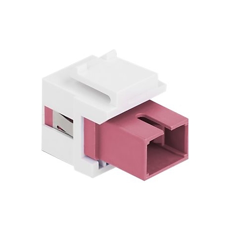 Weiße Keystone-Buchse mit einem rosa LC-Duplex-Einsatz aus Kunststoff vor weißem Hintergrund.