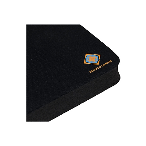 Gros plan d'un tapis de souris de jeu noir avec le logo Deltaco Gaming en orange et bleu.