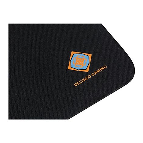 Gros plan d'un coin de tapis de souris de jeu noir avec le logo 'Deltaco Gaming' et texte en orange.
