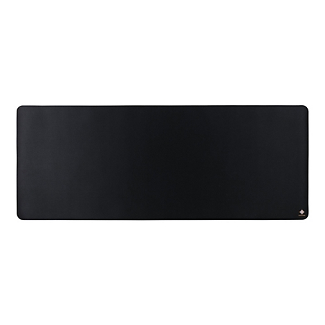 Tapis de souris noir aux coins arrondis. Sur fond blanc. Il y a un logo dans le coin inférieur droit.