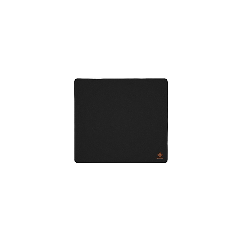 Tapis de souris rectangulaire noir avec logo dans le coin inférieur droit.