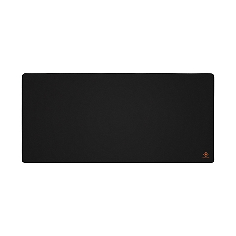 Rechteckiges, schwarzes Gaming-Mauspad mit abgerundeten Ecken und einem kleinen, orangefarbenen Logo unten rechts.