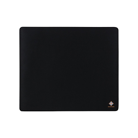 Schwarzes rechteckiges Mauspad mit abgerundeten Ecken. Unten rechts Logo von Deltatco Gaming.