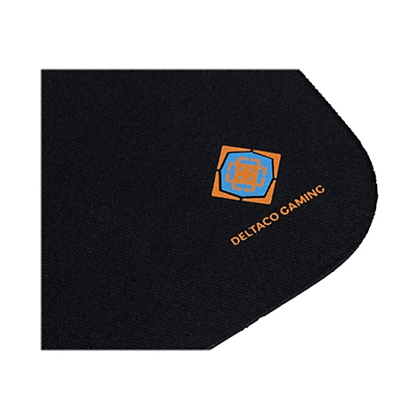 Ausschnitt eines schwarzen Stoffes. Rechts unten ist ein Logo mit blauem Hintergrund und orangefarbenen Formen, darunter "DELTACO GAMING".