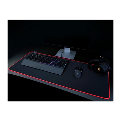 Ein schwarzer Gaming-Schreibtisch, der mit Tastatur, Maus, Kopfhörern und Monitor ausgestattet ist. Der Schreibtisch hat eine rote LED-Beleuchtung.
