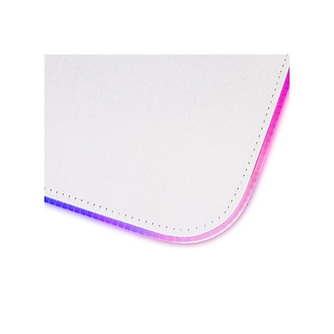 Nahaufnahme einer Ecke eines weißen Mauspads mit leuchtend pinker LED-Beleuchtung am Rand.