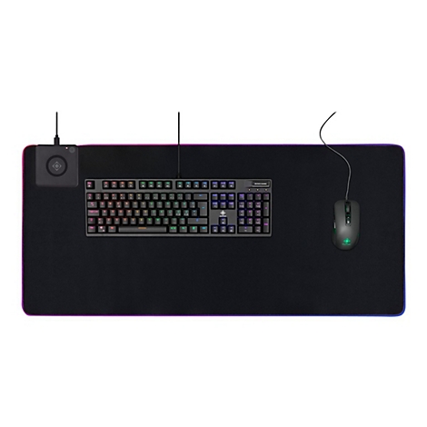 Großes schwarzes Gaming-Mauspad mit RGB-Rand, Tastatur und Maus. Links befindet sich eine integrierte Ladestation.