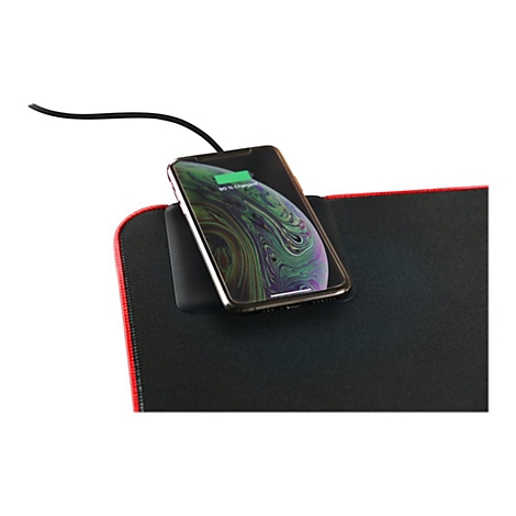 Ein Smartphone lädt kabellos auf einem schwarzen Gaming-Mauspad mit rotem Rand.