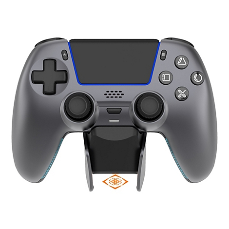 Grauer Gaming-Controller auf einer schwarzen Halterung vor weißem Hintergrund.
