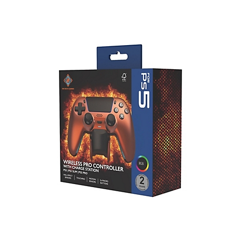Verkaufsverpackung eines bronzefarbenen Wireless Pro Controllers für PS5 mit Ladestation vor feurigem Hintergrund.