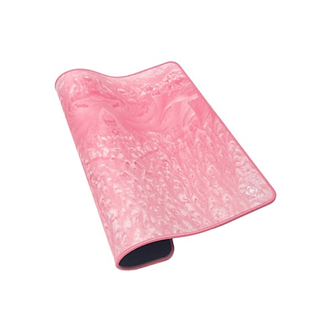 Rechteckiges Mauspad in Rosa mit weißem Marmormuster und umnähten Kanten auf weißem Hintergrund.