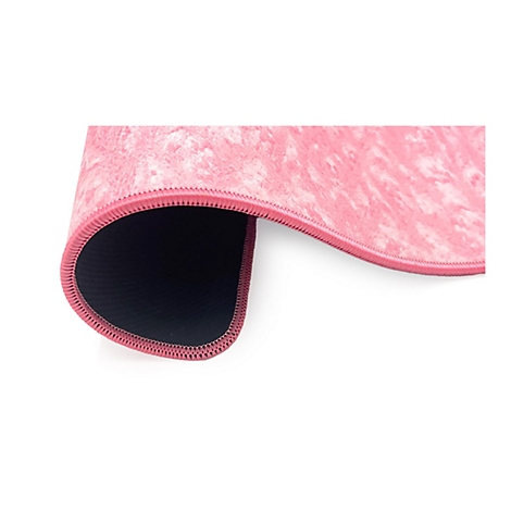 Nahaufnahme einer aufgerollten, rosa gemusterten Mausmatte mit schwarzer Unterseite und vernähtem Rand.