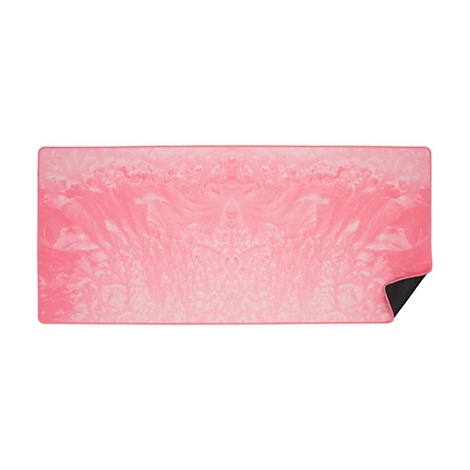 Rechteckige Sportmatte in Rosa mit abstraktem, wolkenartigem Muster und umgeklappter schwarzer Ecke.