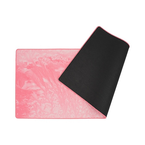 Ein rechteckiges Mauspad mit rosa-weißem Marmormuster und einer schwarzen Unterseite.