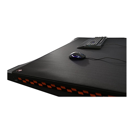 Schwarzes Gaming-Mauspad auf einem Schreibtisch mit orangefarbenem Karomuster an der Kante, dazu Maus und Tastatur.