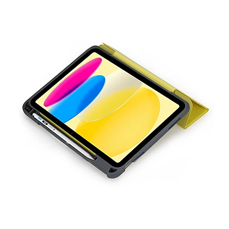 Ein iPad mit Hülle und Stift liegt diagonal vor weißem Hintergrund. Der Bildschirm zeigt ein abstraktes farbenfrohes Design. Der Stift ist am Gehäuserand befestigt.