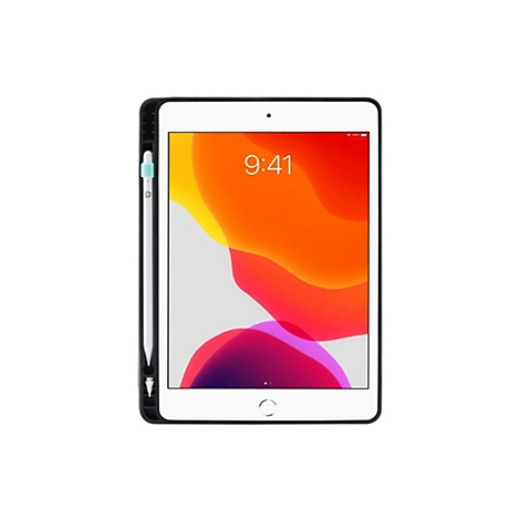 Weißes Tablet in schwarzer Schutzhülle mit integriertem Stift an der Seite vor weißem Hintergrund.