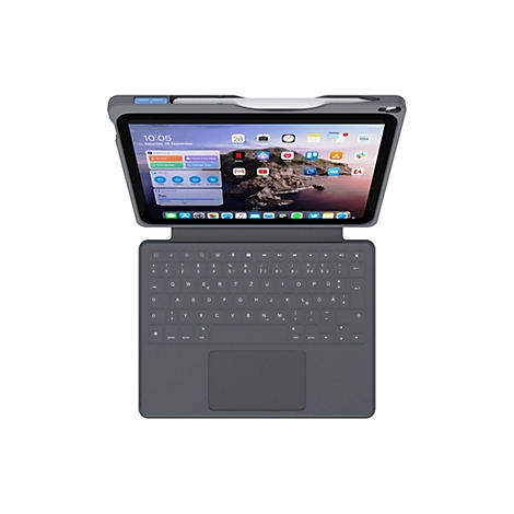 Ein iPad mit Hülle und Tastatur, das im aufgeklappten Zustand vor weißem Hintergrund von oben fotografiert wurde. Das Display zeigt Apps und Widgets.