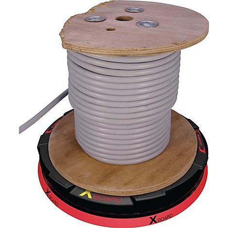 Bobine de câble en bois avec câble gris. Base inférieure avec marquage rouge, noir et jaune.