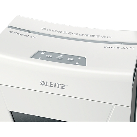 Gros plan d'un destructeur de documents blanc avec le logo Leitz et les éléments de commande.