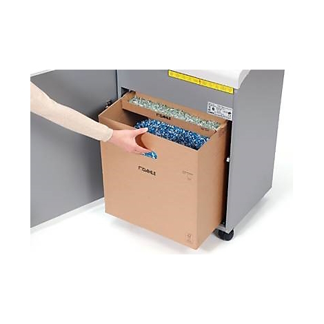 Une main tire un bac en carton rempli de papier déchiqueté d'un destructeur de documents.