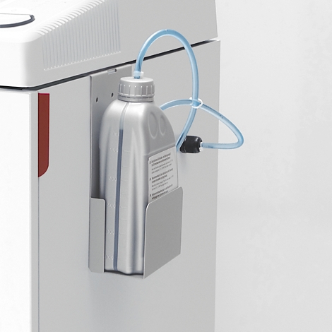 Gros plan d'une bouteille dans un support, reliée à un tube bleu sur un appareil.
