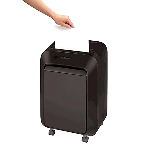 Une main insère une feuille de papier blanche dans une déchiqueteuse noire posée sur roulettes.
