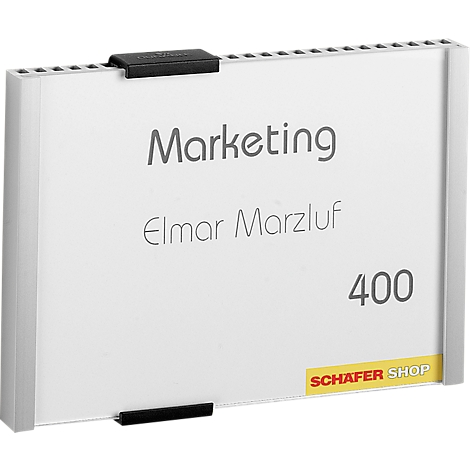 Wit bord met 'Marketing', naam, nummer 400 en Schafer Shop-logo. Zwarte houders bevestigen het bord.