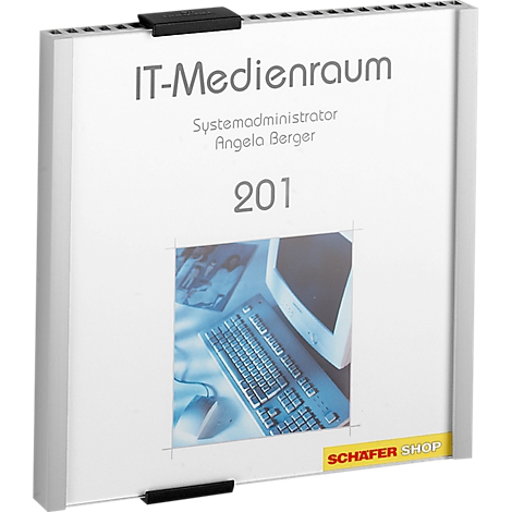 Wit bord met zwarte beugel, "IT-Mediaruimte" en info. Logo onderaan, afbeelding van toetsenbord en scherm.