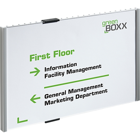 Wit bord met groene en zwarte teksten. Eerste verdieping, informatie, facility management, algemeen management, marketingafdeling. Logo Green Boxx.