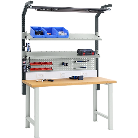 Werkbank met gereedschap en accessoires. Houten blad, grijze planken, blauwe bakken, geïntegreerde verlichting.
