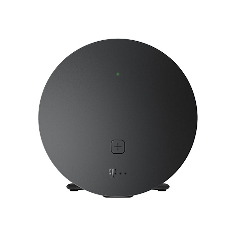 Schwarzer, runder WLAN-Router der Telekom vor weißem Hintergrund mit leuchtender grüner Status-LED.