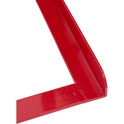 Coin de métal peint en rouge sur fond blanc. L'angle est montré en gros plan.