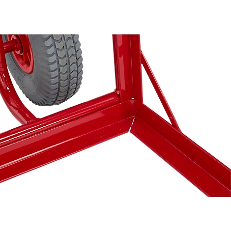 Gros plan sur la construction métallique rouge d'une machine de chantier. Roue grise et rouge en arrière-plan.