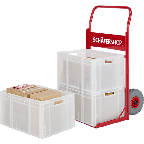 Boîtes en plastique gris clair avec des colis sur un chariot rouge. Inscription Schäfershop.