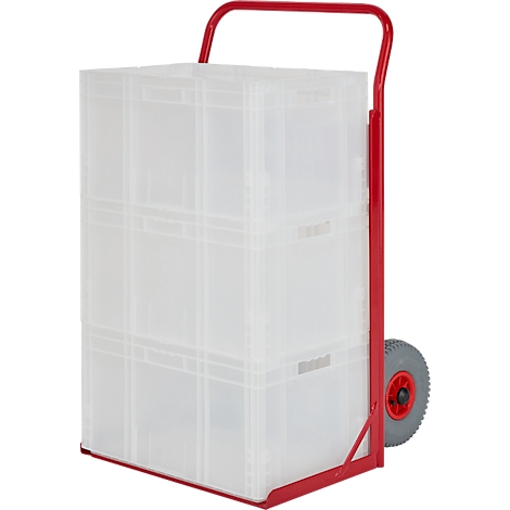 Un diable rouge avec trois boîtes en plastique transparentes empilées les unes sur les autres. Une roue grise avec un moyeu rouge.