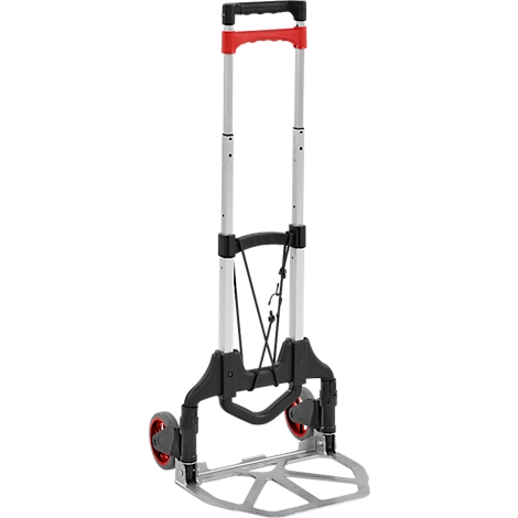 Un chariot pliable argenté avec poignée et roues rouges. Éléments noirs et un support pour bagages.