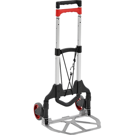 Un chariot pliable argenté avec une poignée rouge, une section centrale noire et des roues rouges. Il est debout.