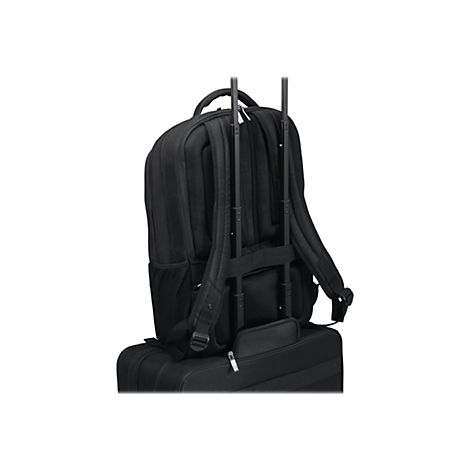 Schwarzer Rucksack auf einem Koffer mit ausziehbaren Griffen. Beide sind auf weißem Hintergrund abgebildet.